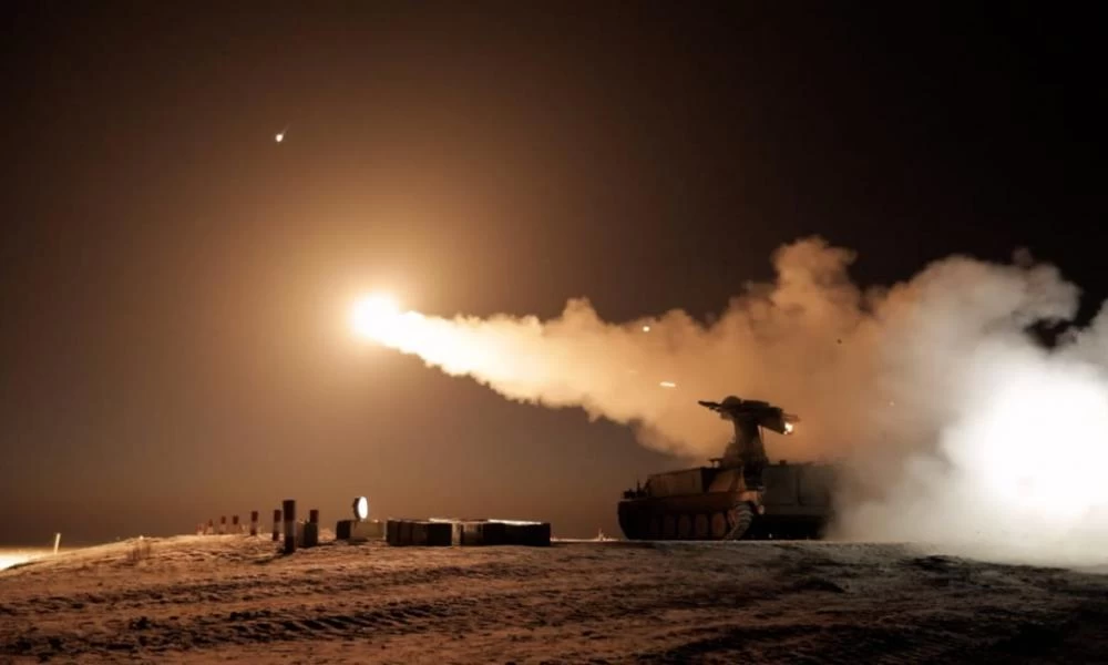 Εντυπωσιακή νυχτερινή δοκιμή αντιαεροπορικού πυραύλου της Καλάσνικοφ